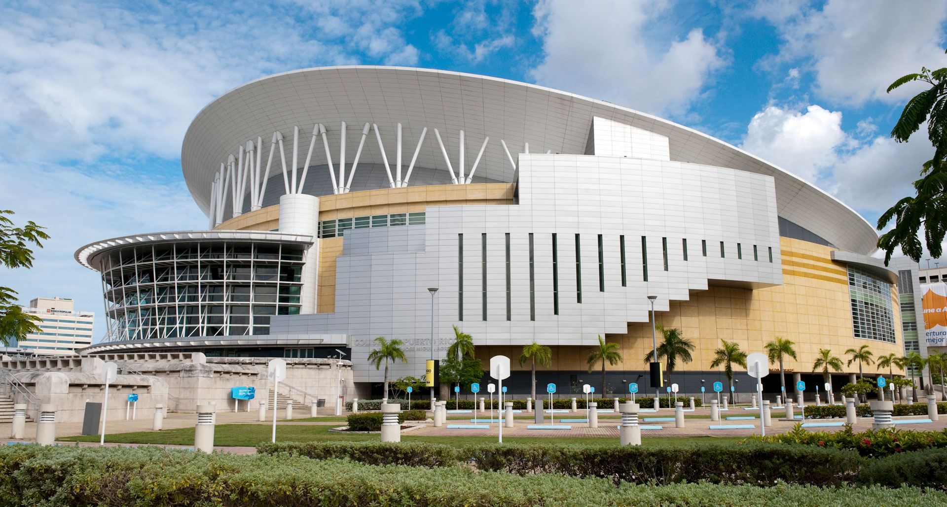 ✨CTS celebra a su equipo en la residencia de Bad Bunny